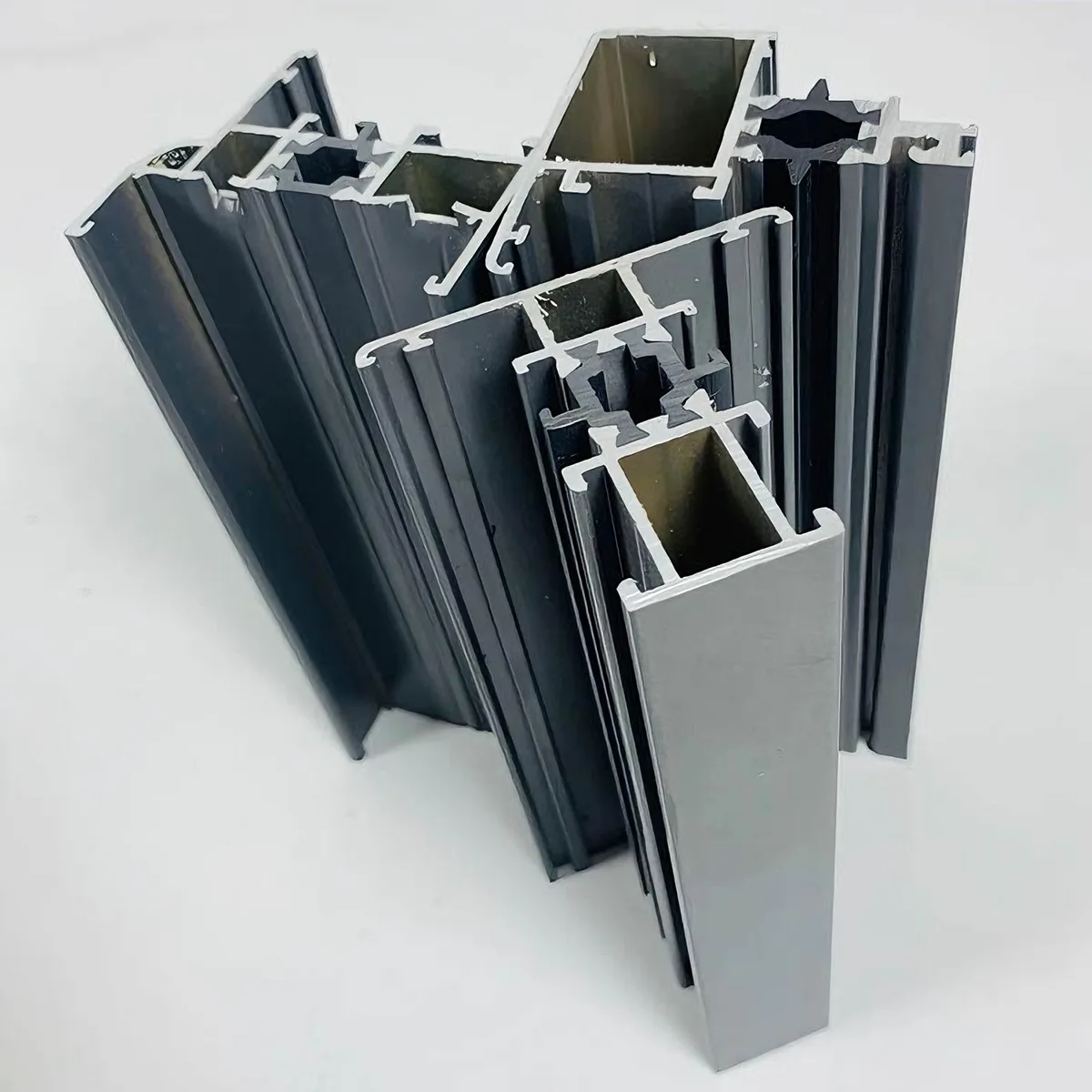 アルミニウム製ドアおよび窓システムのプロファイル